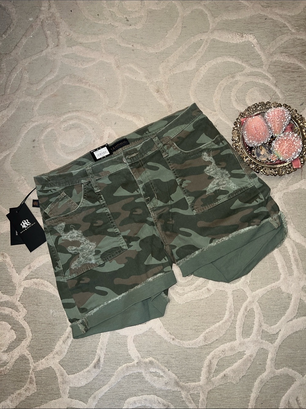 NWT🌷ROCK & REPUBLIC🌷Olive Bumpershoot  camo denim mid thigh cuffed short